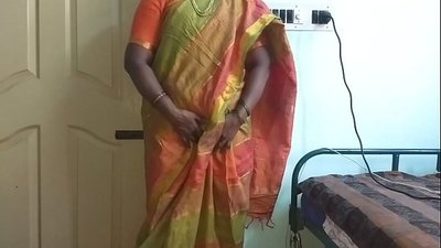 Indian desi maid upang ipakita ang kanyang natural na tits sa may-ari ng bahay
