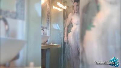 Sanggol na may Makatas na Puwit Nagsasalsal sa Shower